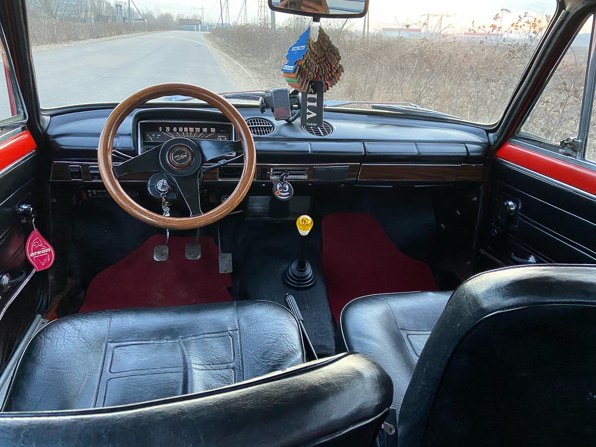 Павел Французов за три года сменил 25 автомобилей. Все они — «жигули». За что парень любит «классику» и как он ее апгрейдит