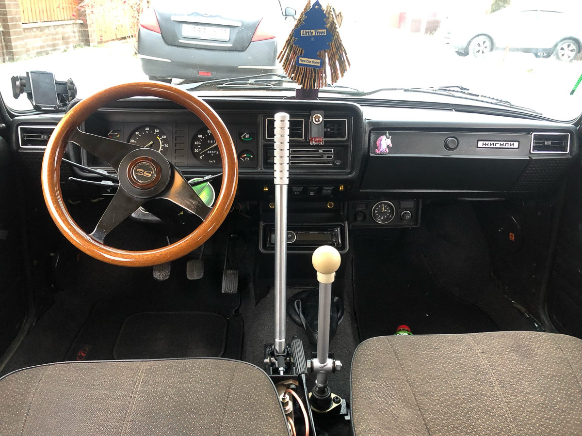 Павел Французов за три года сменил 25 автомобилей. Все они — «жигули». За что парень любит «классику» и как он ее апгрейдит