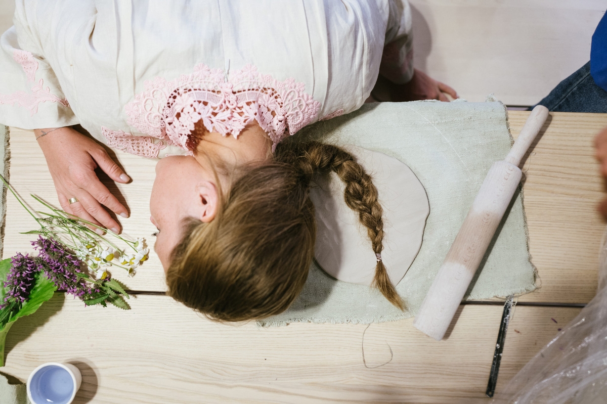 Собирая пазл из инста-сториз и фотографий, опубликованных в российском глянце, «Ключ-Медиа» добрался до цели приезда Гудкова, Шмыковой и Миногаровой в Суздаль и рассказывает, какие известные личности также посетили город-музей этим летом