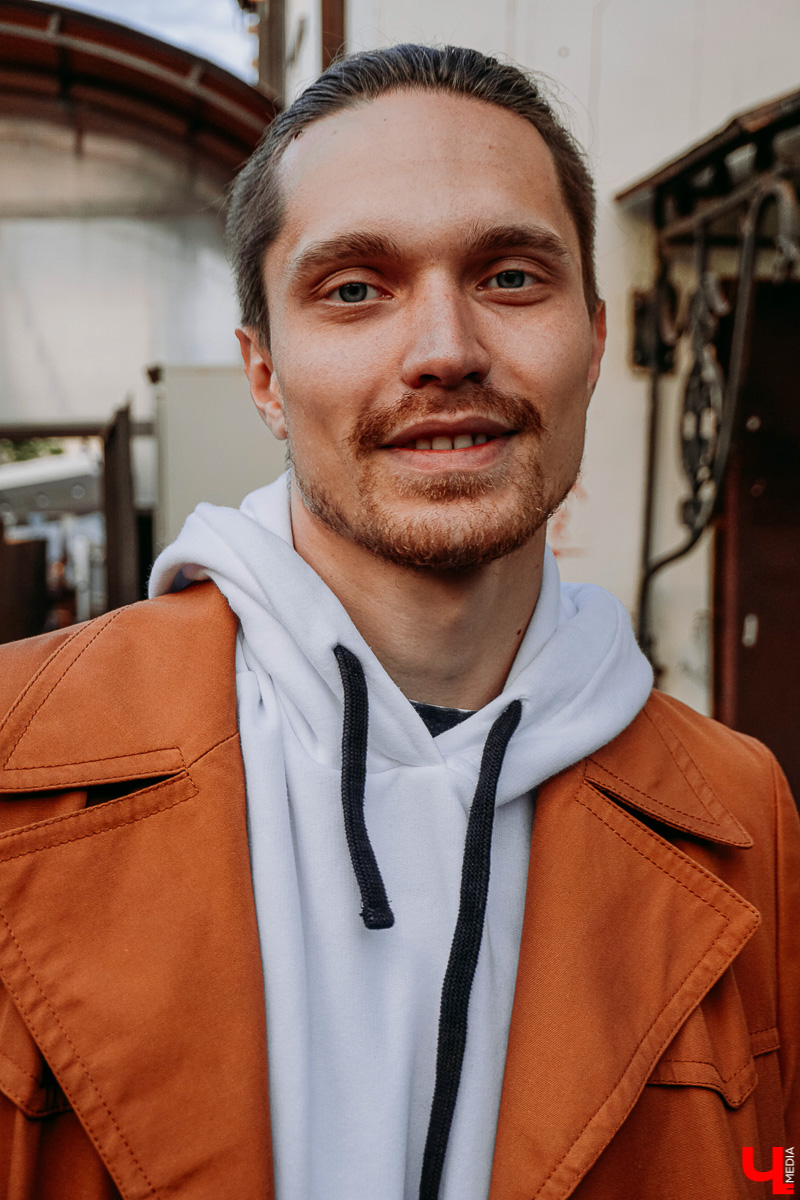 Влад Ковязин верит во «вторую жизнь» вещей и исходящую от них энергию. Поэтому нестандартной каллиграфией и емкими фразами меняет бытие владимирцев. Хотя сам не всегда помнит, как именно