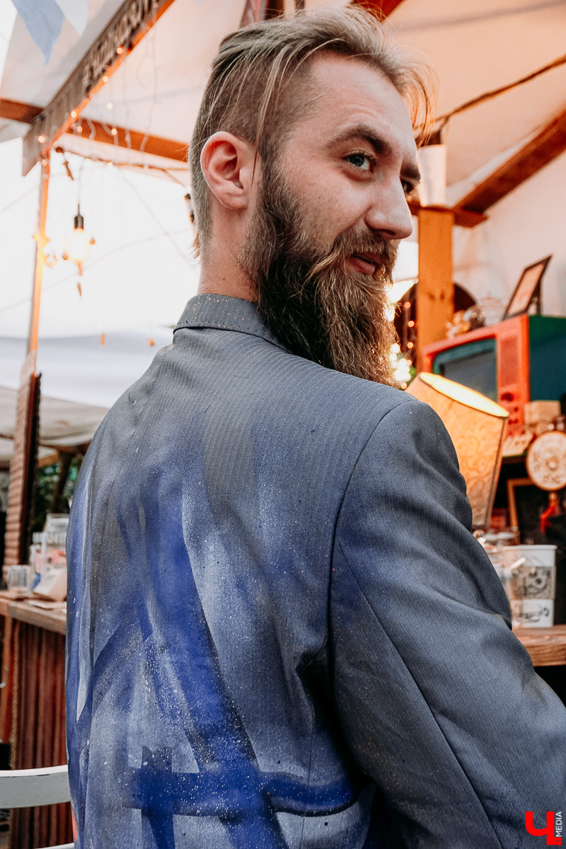 Влад Ковязин верит во «вторую жизнь» вещей и исходящую от них энергию. Поэтому нестандартной каллиграфией и емкими фразами меняет бытие владимирцев. Хотя сам не всегда помнит, как именно