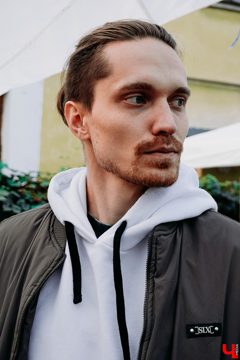 Влад Ковязин верит во «вторую жизнь» вещей и исходящую от них энергию. Поэтому нестандартной каллиграфией и емкими фразами меняет бытие владимирцев. Хотя сам не всегда помнит, как именно