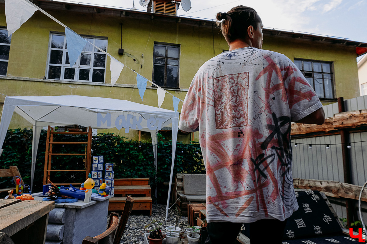 Влад Ковязин верит во «вторую жизнь» вещей и исходящую от них энергию. Поэтому нестандартной каллиграфией и емкими фразами меняет бытие владимирцев. Хотя сам не всегда помнит, как именно