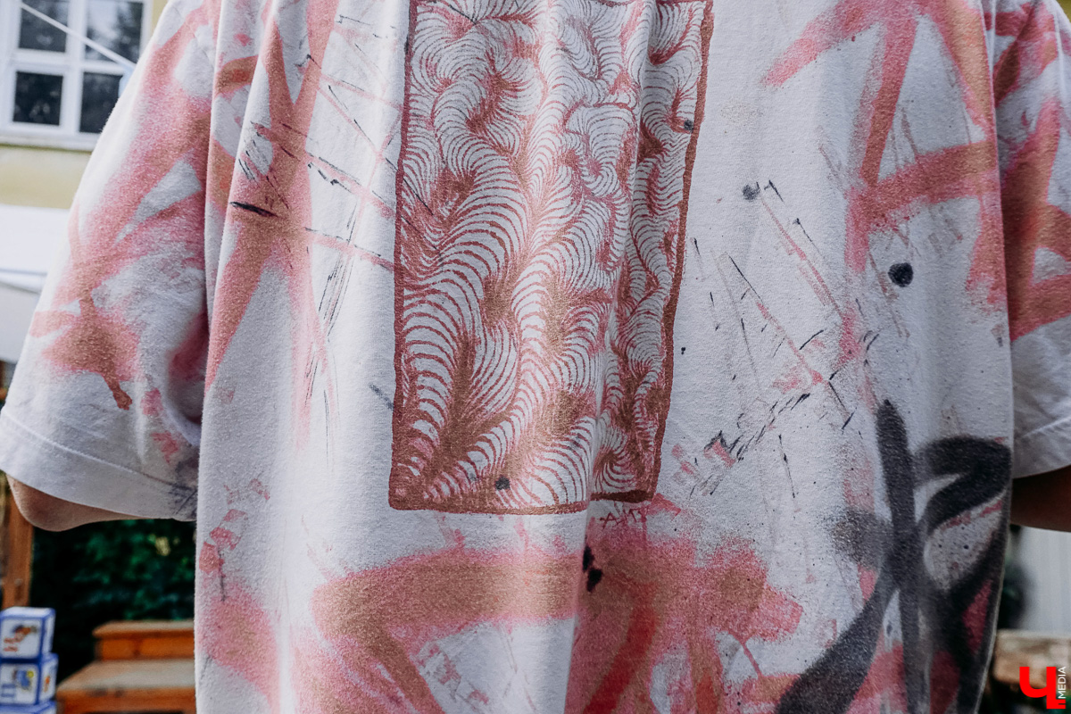 Влад Ковязин верит во «вторую жизнь» вещей и исходящую от них энергию. Поэтому нестандартной каллиграфией и емкими фразами меняет бытие владимирцев. Хотя сам не всегда помнит, как именно