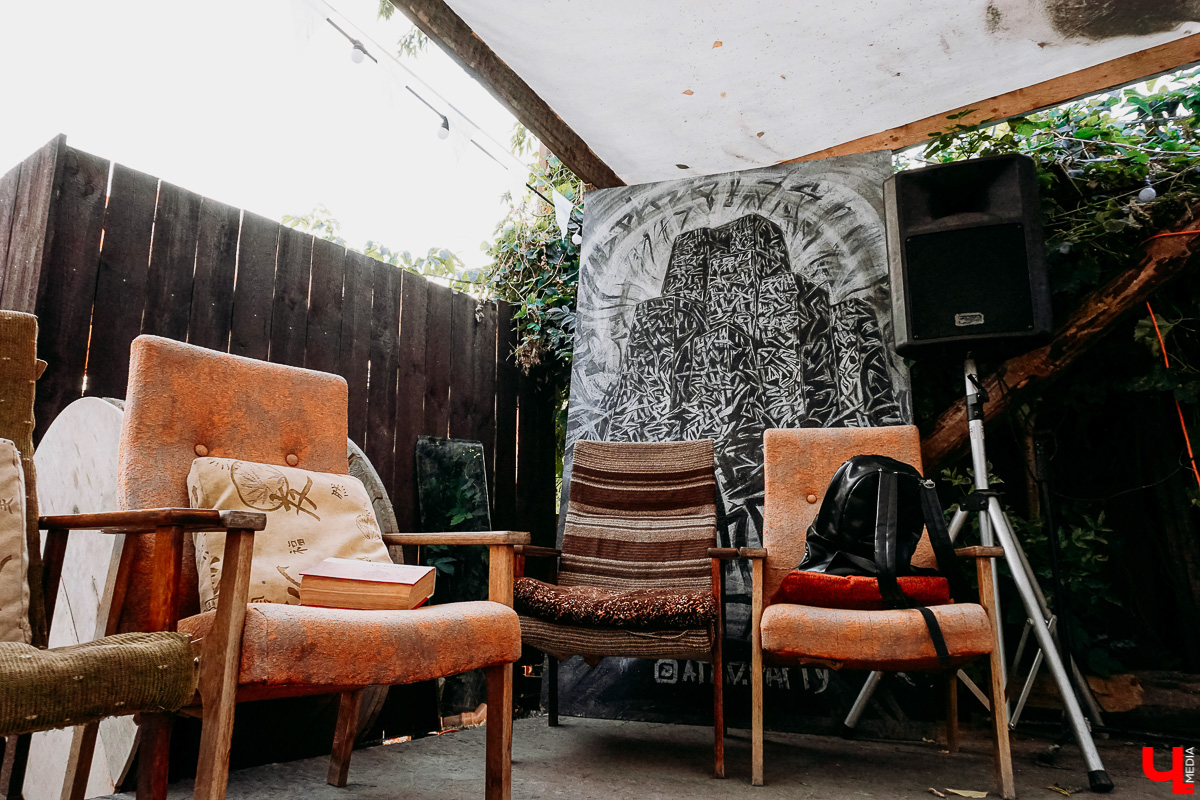 Влад Ковязин верит во «вторую жизнь» вещей и исходящую от них энергию. Поэтому нестандартной каллиграфией и емкими фразами меняет бытие владимирцев. Хотя сам не всегда помнит, как именно