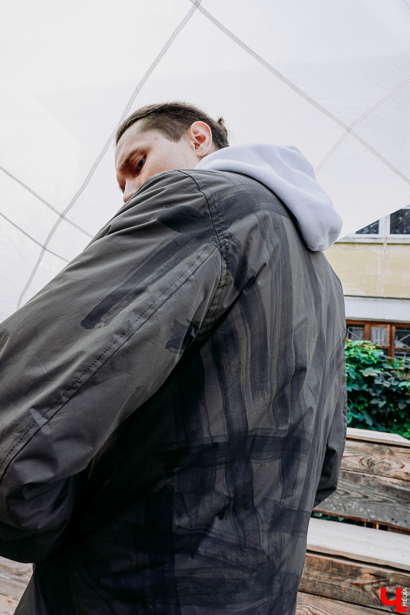 Влад Ковязин верит во «вторую жизнь» вещей и исходящую от них энергию. Поэтому нестандартной каллиграфией и емкими фразами меняет бытие владимирцев. Хотя сам не всегда помнит, как именно