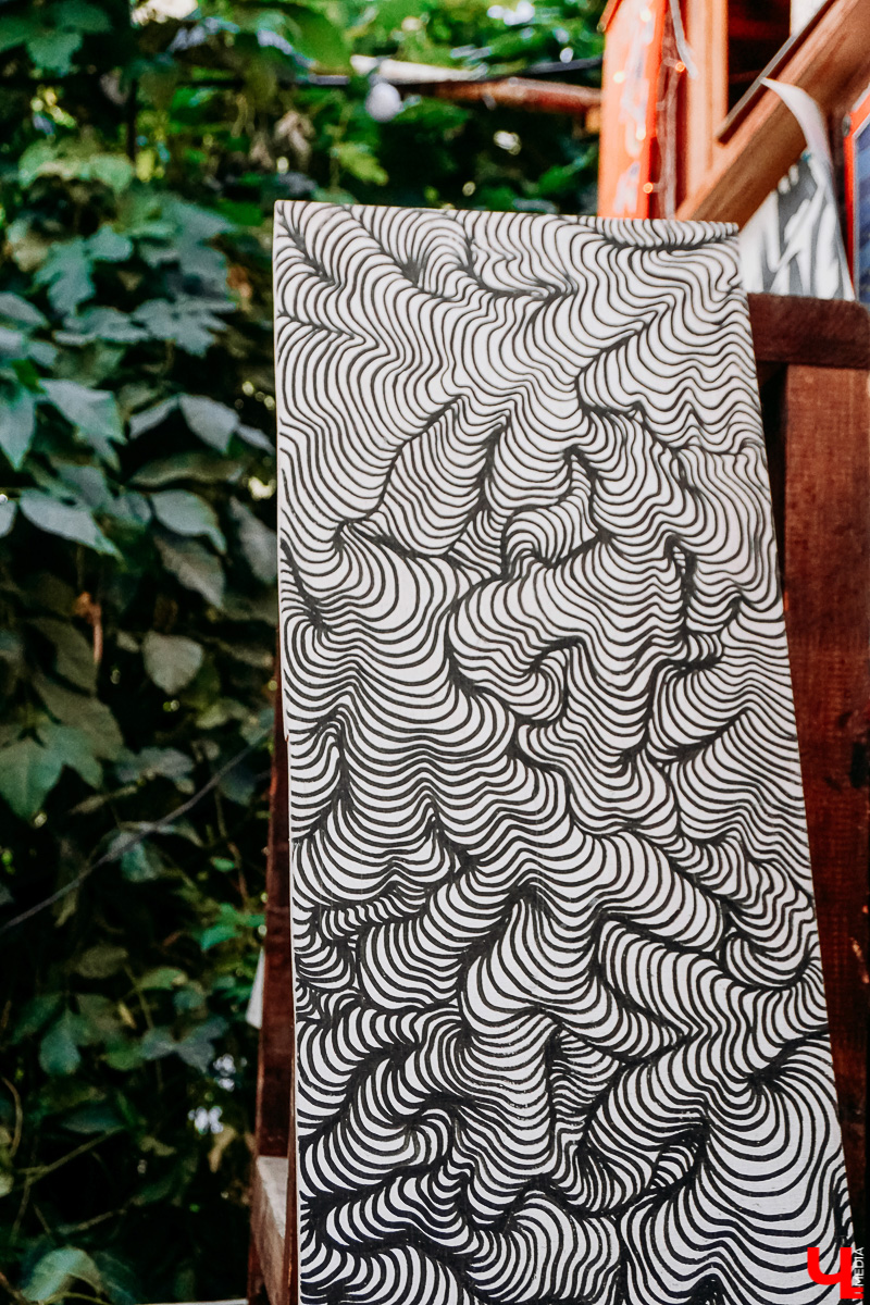 Влад Ковязин верит во «вторую жизнь» вещей и исходящую от них энергию. Поэтому нестандартной каллиграфией и емкими фразами меняет бытие владимирцев. Хотя сам не всегда помнит, как именно