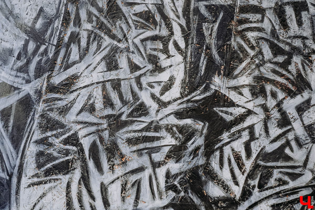 Влад Ковязин верит во «вторую жизнь» вещей и исходящую от них энергию. Поэтому нестандартной каллиграфией и емкими фразами меняет бытие владимирцев. Хотя сам не всегда помнит, как именно