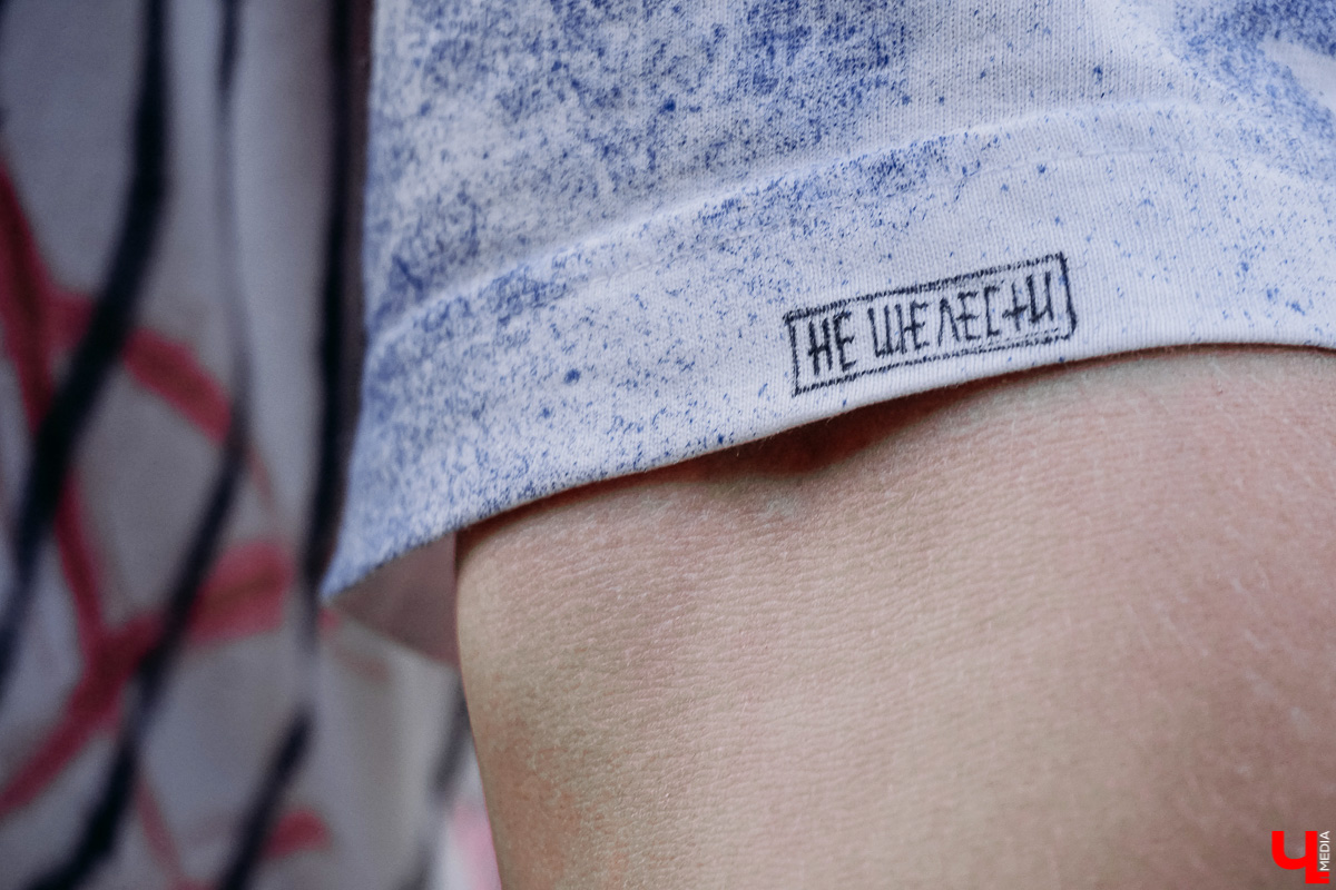 Влад Ковязин верит во «вторую жизнь» вещей и исходящую от них энергию. Поэтому нестандартной каллиграфией и емкими фразами меняет бытие владимирцев. Хотя сам не всегда помнит, как именно