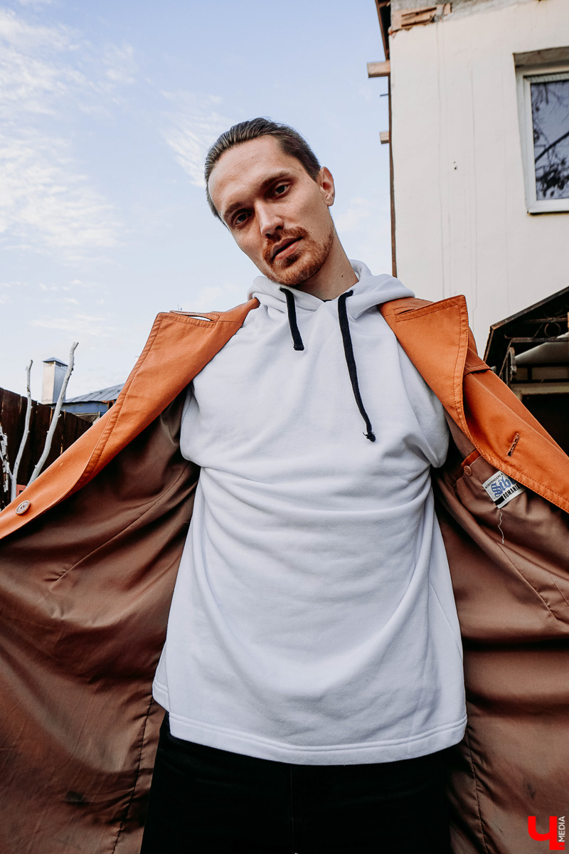 Влад Ковязин верит во «вторую жизнь» вещей и исходящую от них энергию. Поэтому нестандартной каллиграфией и емкими фразами меняет бытие владимирцев. Хотя сам не всегда помнит, как именно