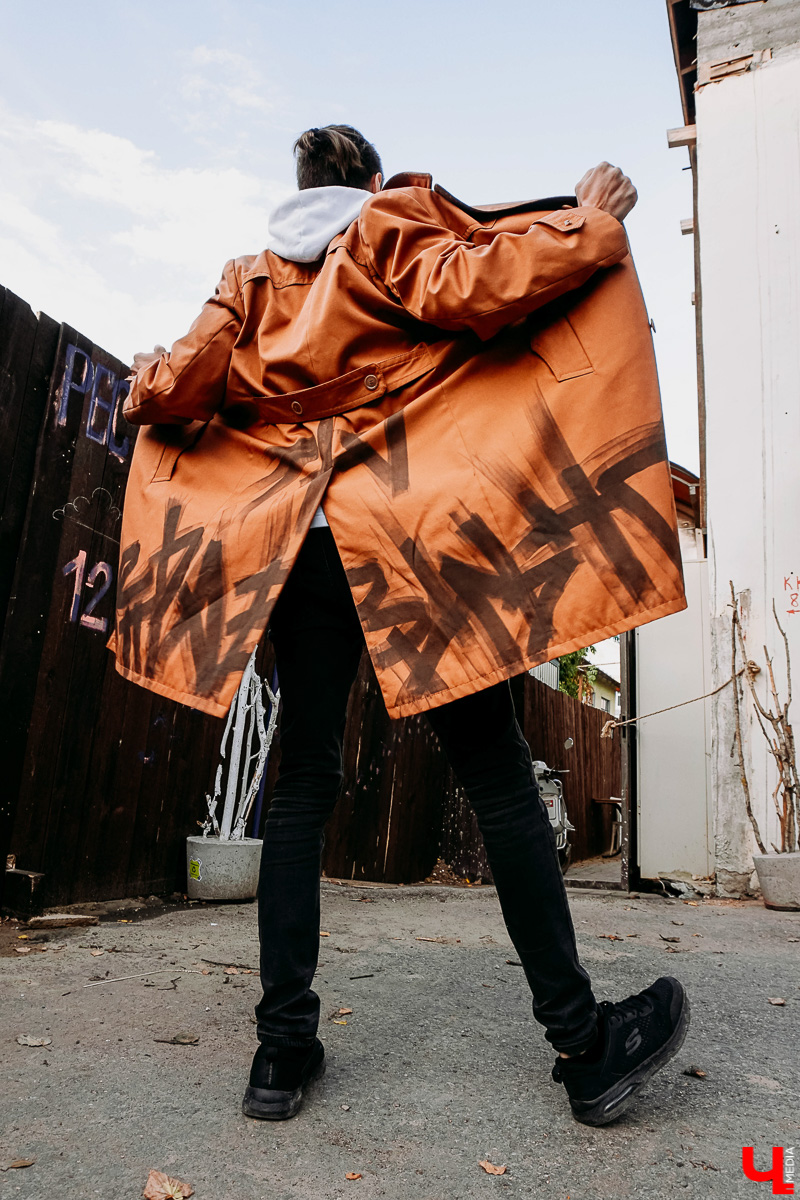 Влад Ковязин верит во «вторую жизнь» вещей и исходящую от них энергию. Поэтому нестандартной каллиграфией и емкими фразами меняет бытие владимирцев. Хотя сам не всегда помнит, как именно