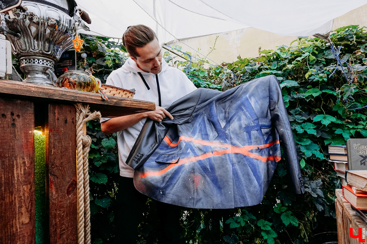 Влад Ковязин верит во «вторую жизнь» вещей и исходящую от них энергию. Поэтому нестандартной каллиграфией и емкими фразами меняет бытие владимирцев. Хотя сам не всегда помнит, как именно