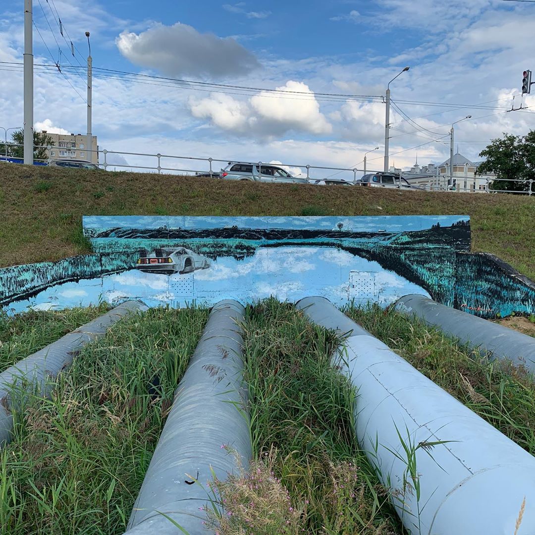 Один за другим уличный художник Мишкин создает новые шедевры во Владимире, попадая в самое сердце ностальгирующим по 90-м горожанам. На днях на Лыбедской магистрали появился еще один арт-объект, на этот раз с отсылкой к фильму «Назад в будущее»