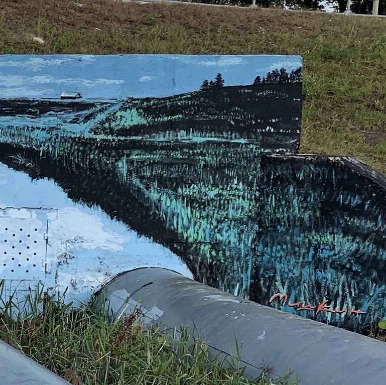 Один за другим уличный художник Мишкин создает новые шедевры во Владимире, попадая в самое сердце ностальгирующим по 90-м горожанам. На днях на Лыбедской магистрали появился еще один арт-объект, на этот раз с отсылкой к фильму «Назад в будущее»