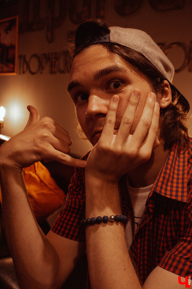 Почему Post Malone на акустической гитаре играть можно, а популярные треки с радио нет? Разбираемся в вопросе с Никитой Николаевым, музыкантом и сыном владельца бара «Другой»