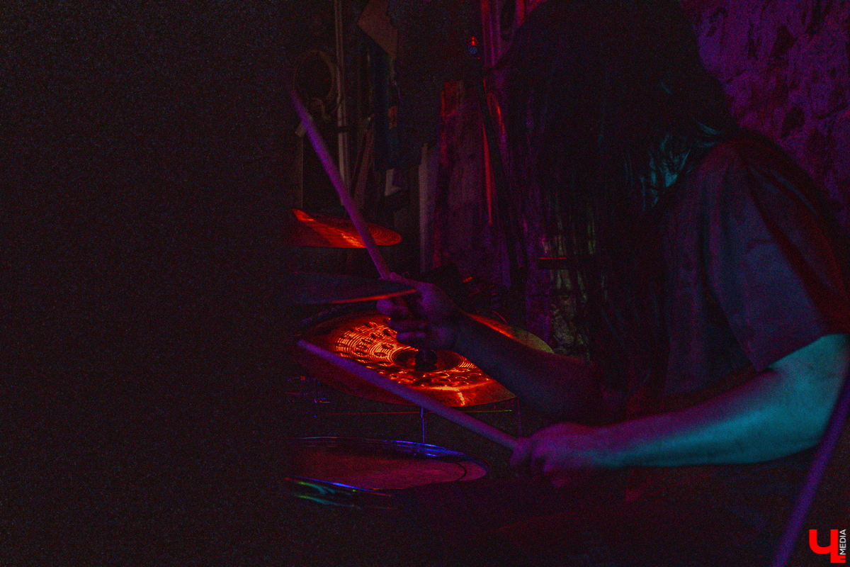 Почему Post Malone на акустической гитаре играть можно, а популярные треки с радио нет? Разбираемся в вопросе с Никитой Николаевым, музыкантом и сыном владельца бара «Другой»