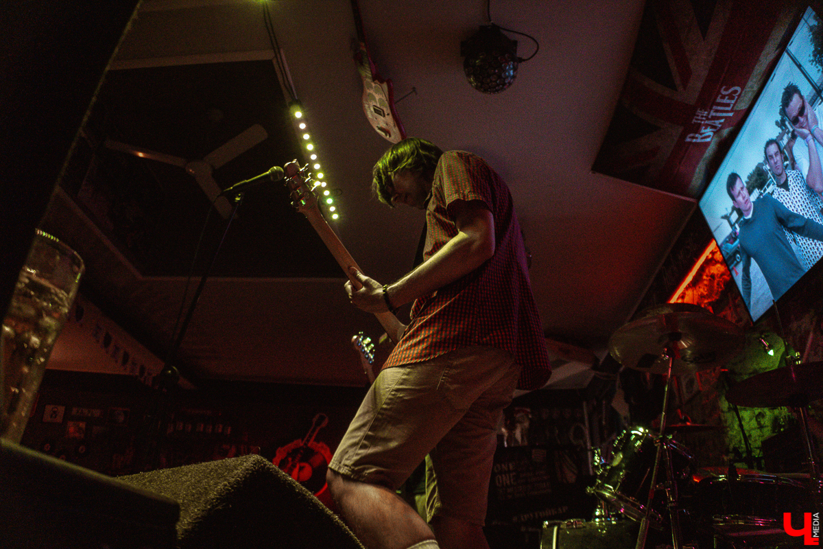 Почему Post Malone на акустической гитаре играть можно, а популярные треки с радио нет? Разбираемся в вопросе с Никитой Николаевым, музыкантом и сыном владельца бара «Другой»