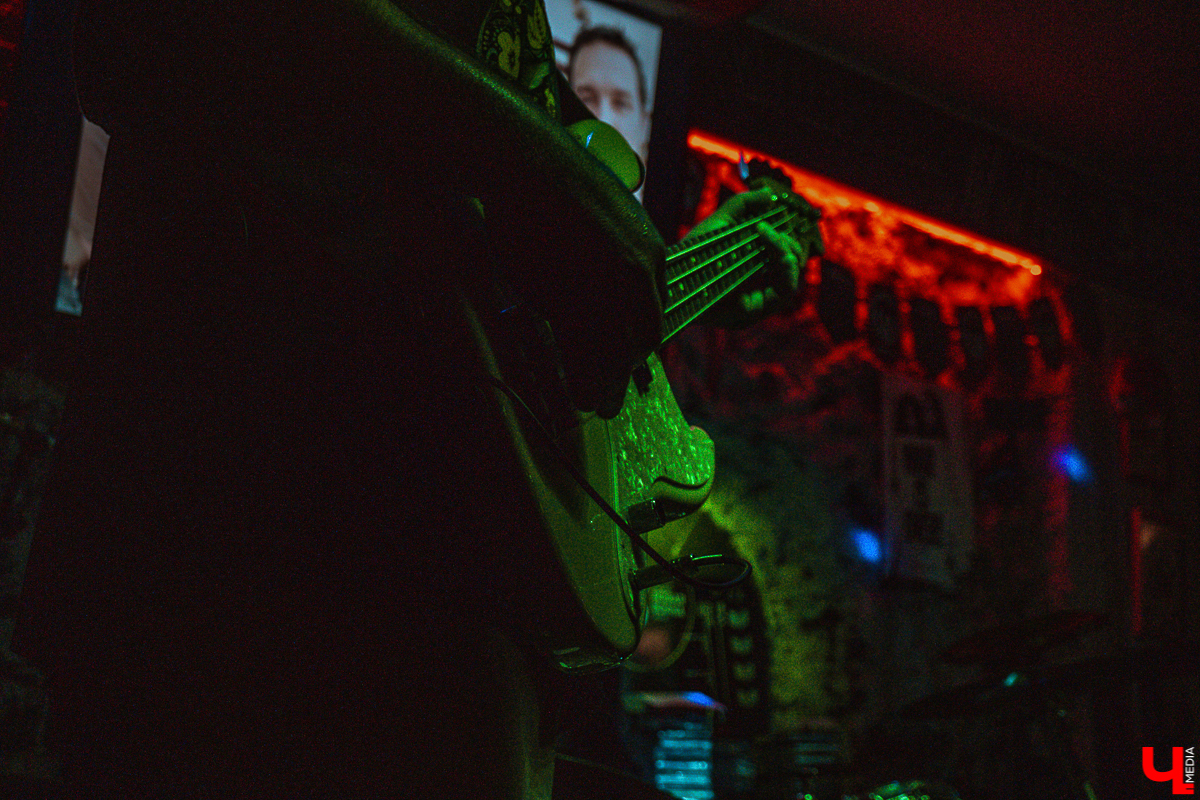 Почему Post Malone на акустической гитаре играть можно, а популярные треки с радио нет? Разбираемся в вопросе с Никитой Николаевым, музыкантом и сыном владельца бара «Другой»