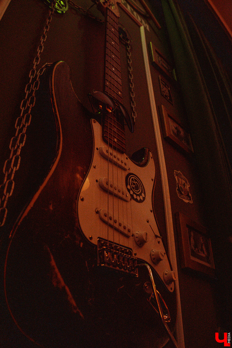 Почему Post Malone на акустической гитаре играть можно, а популярные треки с радио нет? Разбираемся в вопросе с Никитой Николаевым, музыкантом и сыном владельца бара «Другой»