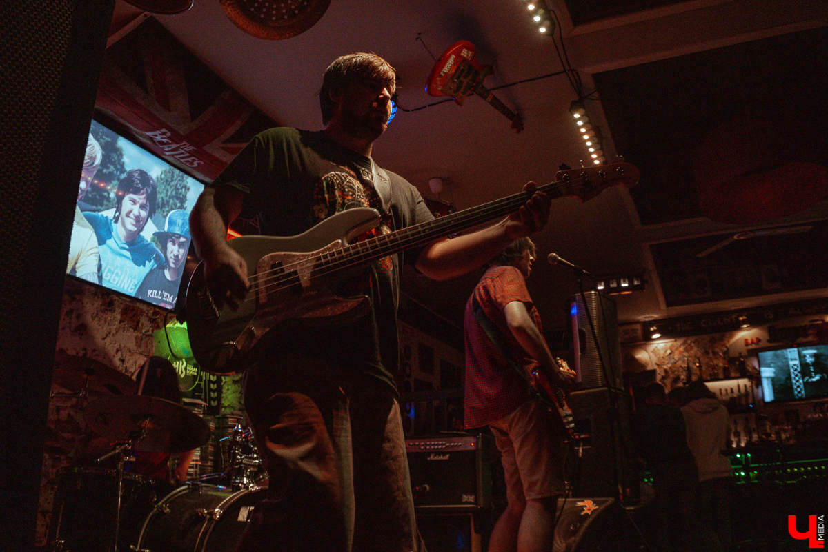 Почему Post Malone на акустической гитаре играть можно, а популярные треки с радио нет? Разбираемся в вопросе с Никитой Николаевым, музыкантом и сыном владельца бара «Другой»