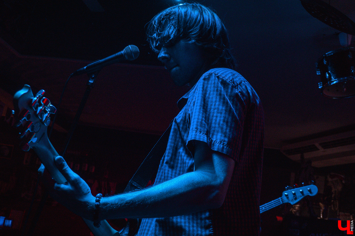 Почему Post Malone на акустической гитаре играть можно, а популярные треки с радио нет? Разбираемся в вопросе с Никитой Николаевым, музыкантом и сыном владельца бара «Другой»