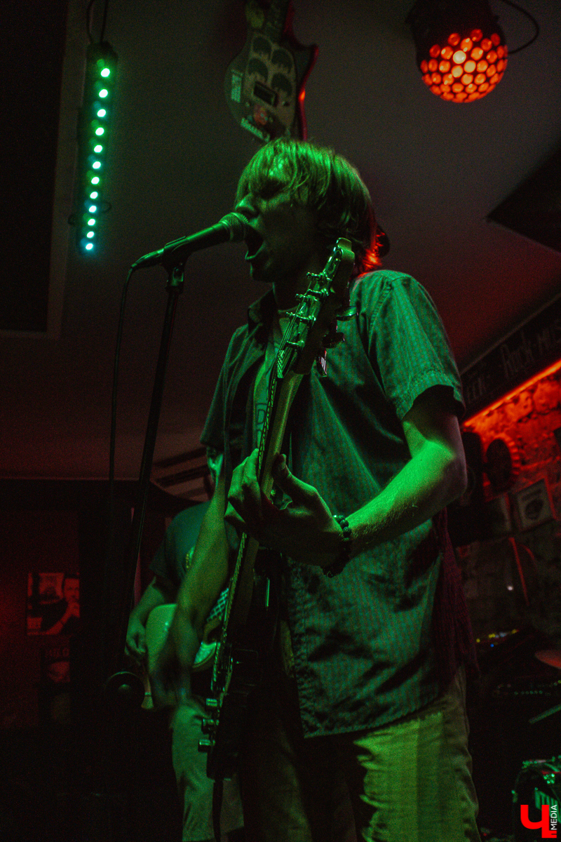 Почему Post Malone на акустической гитаре играть можно, а популярные треки с радио нет? Разбираемся в вопросе с Никитой Николаевым, музыкантом и сыном владельца бара «Другой»