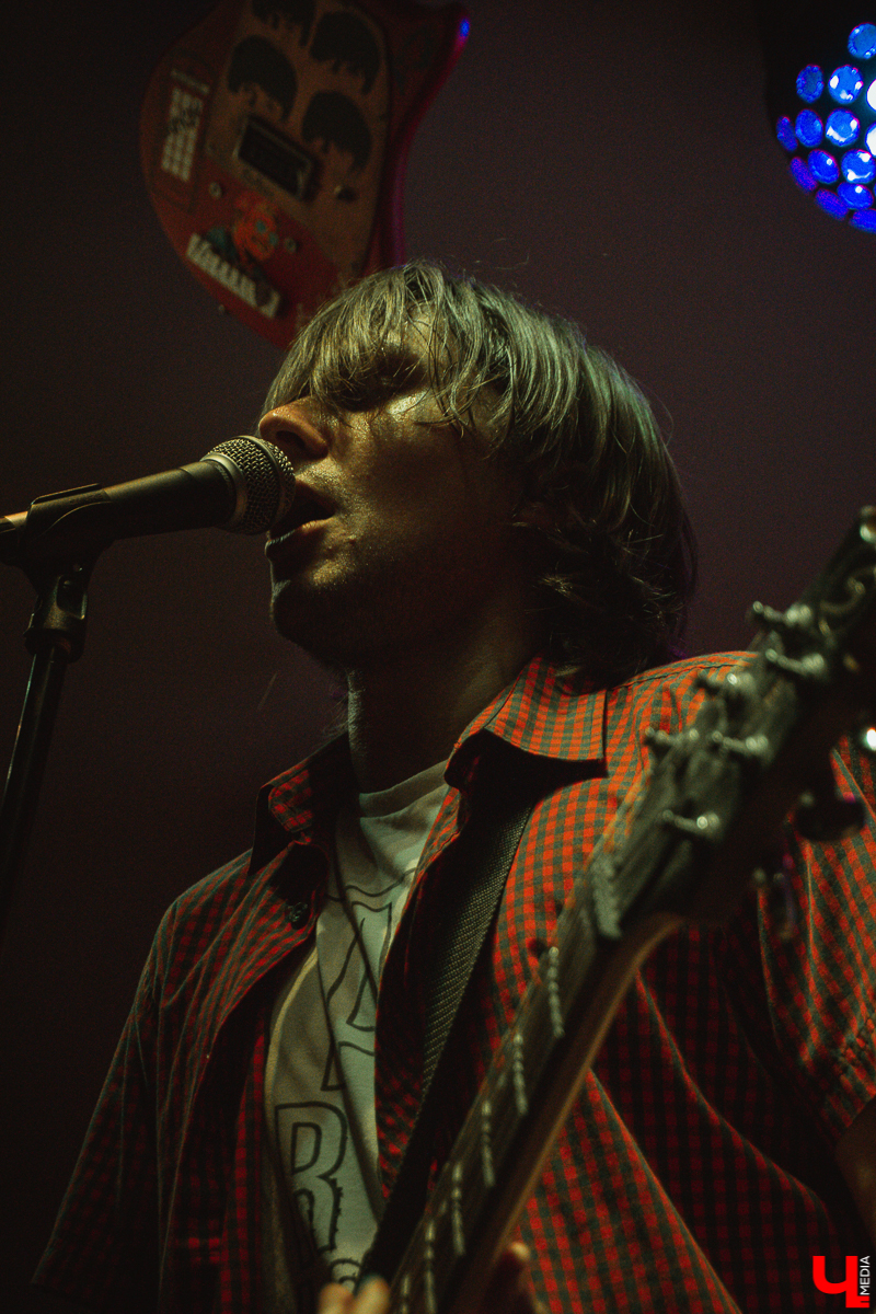 Почему Post Malone на акустической гитаре играть можно, а популярные треки с радио нет? Разбираемся в вопросе с Никитой Николаевым, музыкантом и сыном владельца бара «Другой»