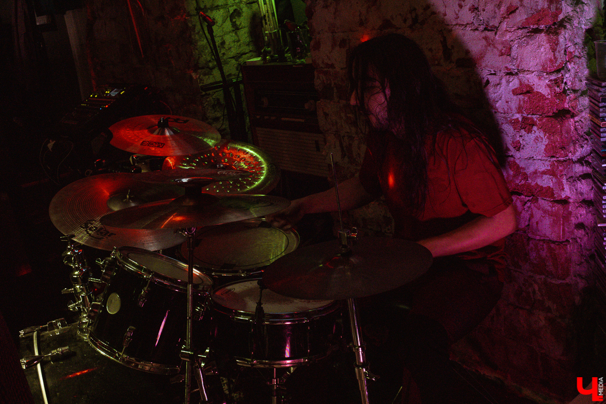 Почему Post Malone на акустической гитаре играть можно, а популярные треки с радио нет? Разбираемся в вопросе с Никитой Николаевым, музыкантом и сыном владельца бара «Другой»