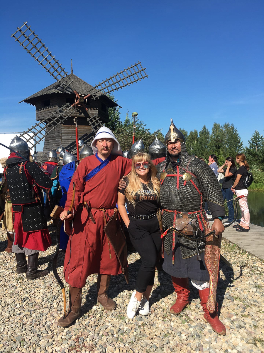 Ирина Трошина впервые оказалась на съемочной площадке и стала объектом для зависти поклонников Романа Курцына, Анастасии Уколовой и Юлии Топольницкой, с которыми она снялась в новом проекте телеканала ТНТ