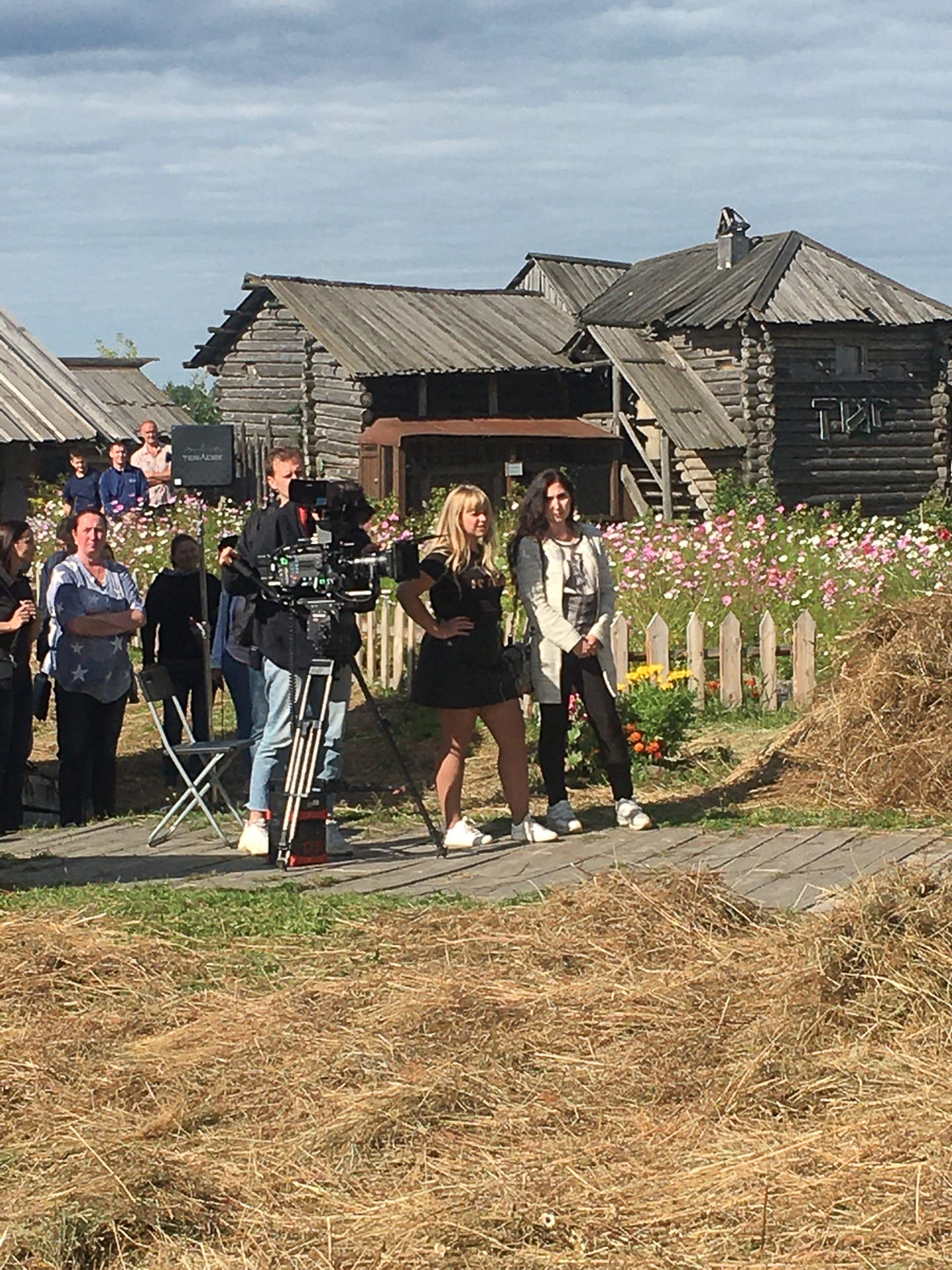 Ирина Трошина впервые оказалась на съемочной площадке и стала объектом для зависти поклонников Романа Курцына, Анастасии Уколовой и Юлии Топольницкой, с которыми она снялась в новом проекте телеканала ТНТ