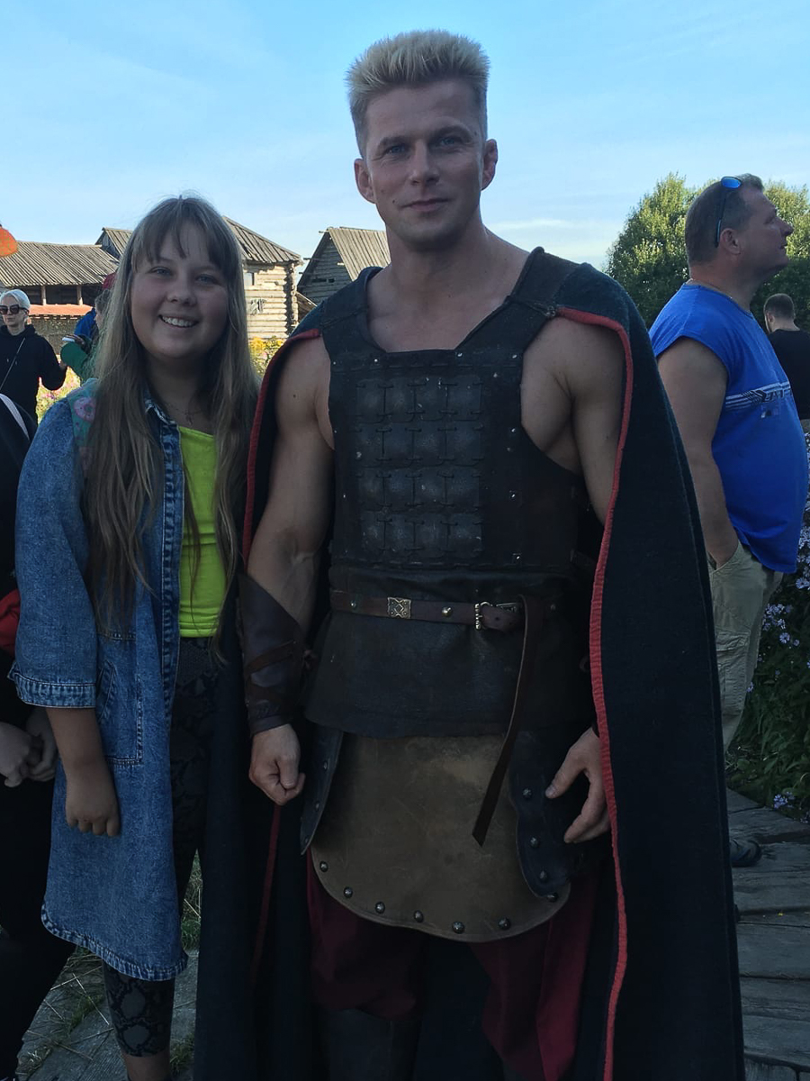 Ирина Трошина впервые оказалась на съемочной площадке и стала объектом для зависти поклонников Романа Курцына, Анастасии Уколовой и Юлии Топольницкой, с которыми она снялась в новом проекте телеканала ТНТ