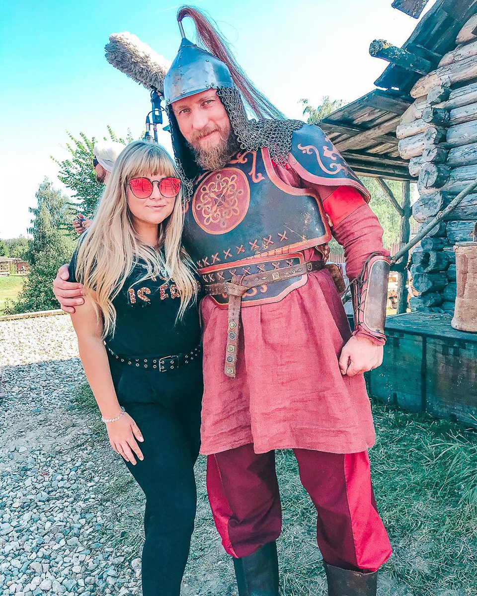 Ирина Трошина впервые оказалась на съемочной площадке и стала объектом для зависти поклонников Романа Курцына, Анастасии Уколовой и Юлии Топольницкой, с которыми она снялась в новом проекте телеканала ТНТ