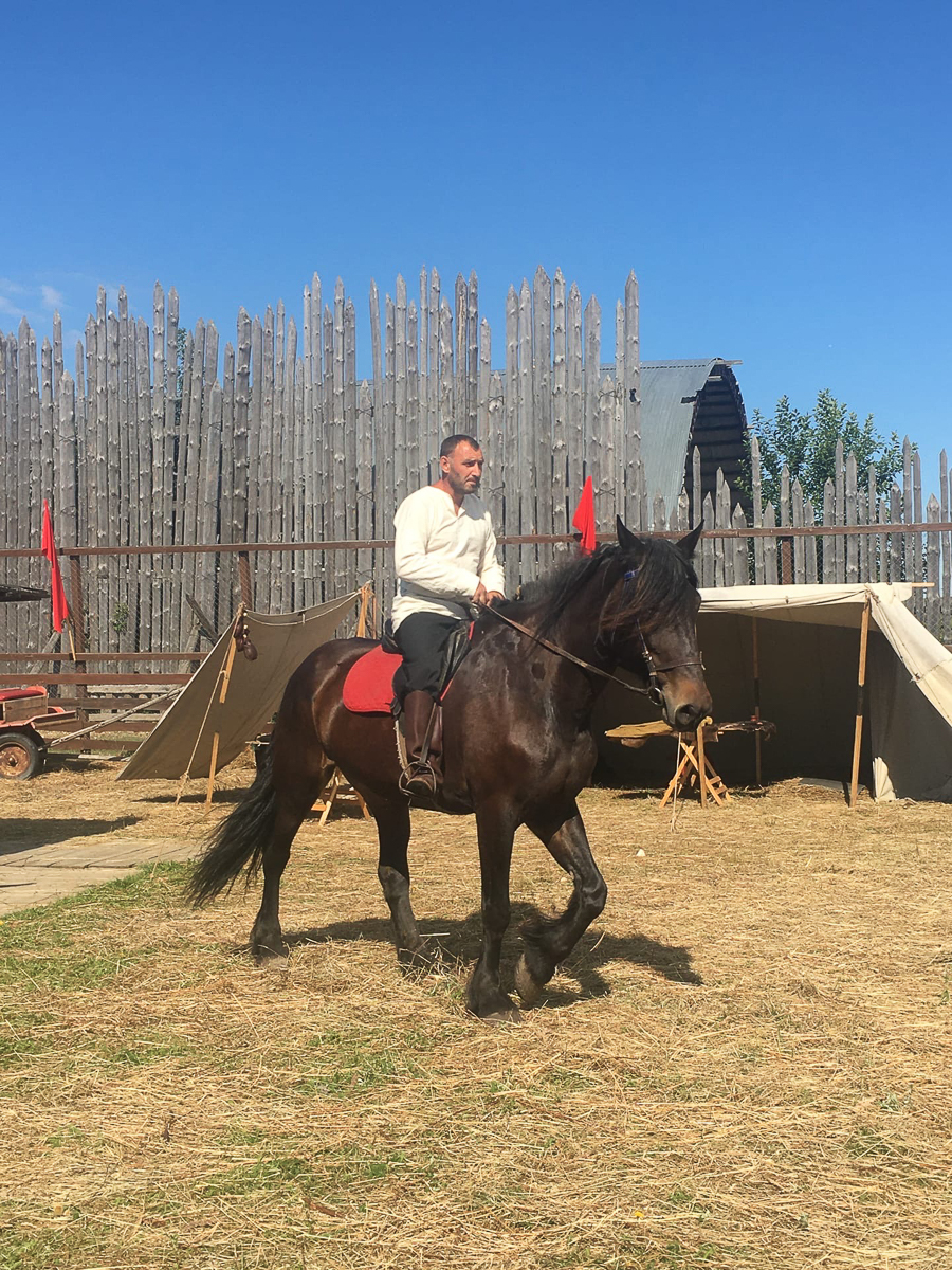 Ирина Трошина впервые оказалась на съемочной площадке и стала объектом для зависти поклонников Романа Курцына, Анастасии Уколовой и Юлии Топольницкой, с которыми она снялась в новом проекте телеканала ТНТ