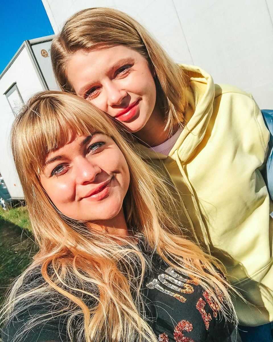 Ирина Трошина впервые оказалась на съемочной площадке и стала объектом для зависти поклонников Романа Курцына, Анастасии Уколовой и Юлии Топольницкой, с которыми она снялась в новом проекте телеканала ТНТ