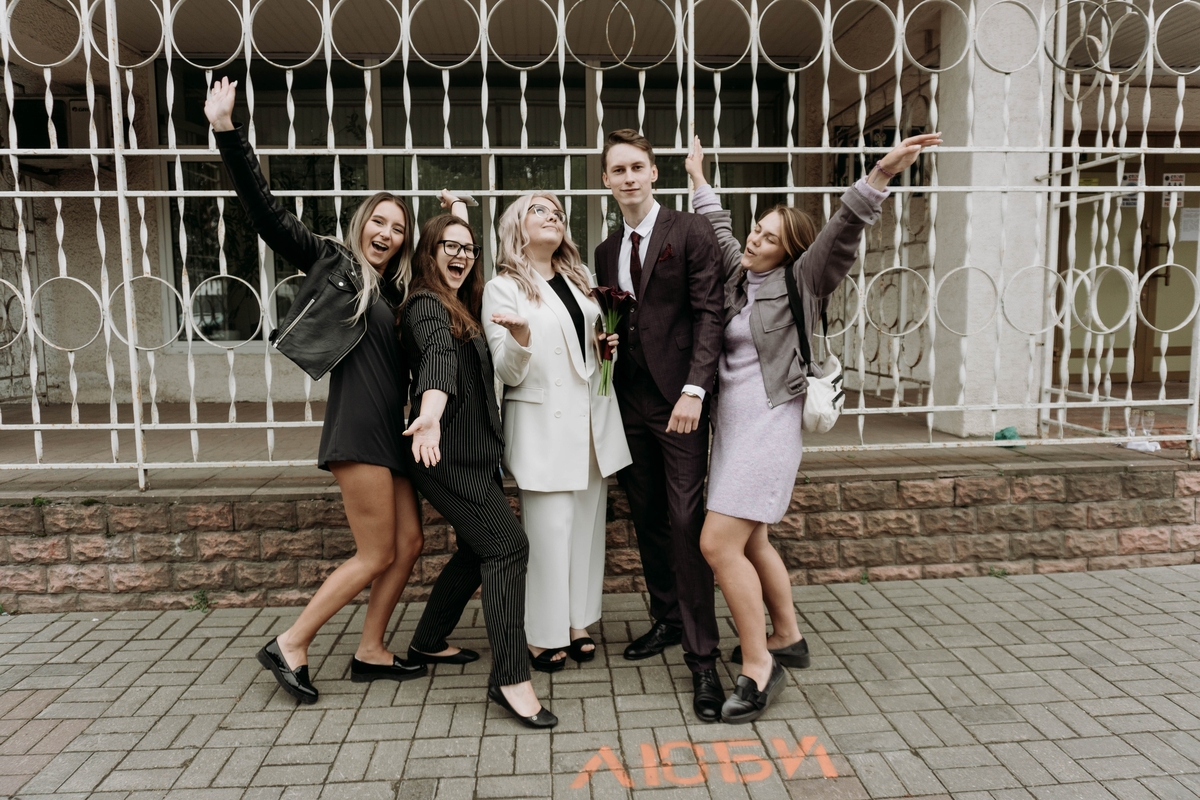 Студенты Кирилл Разумов, Артем Кузнецов и Алена Глебова на протяжении трех дней гуляли по городу с баллончиками разноцветной краски. А еще сняли об этом влог. Рассказываем, откуда взялись мотивирующие ребята и чего от них ожидать в будущем