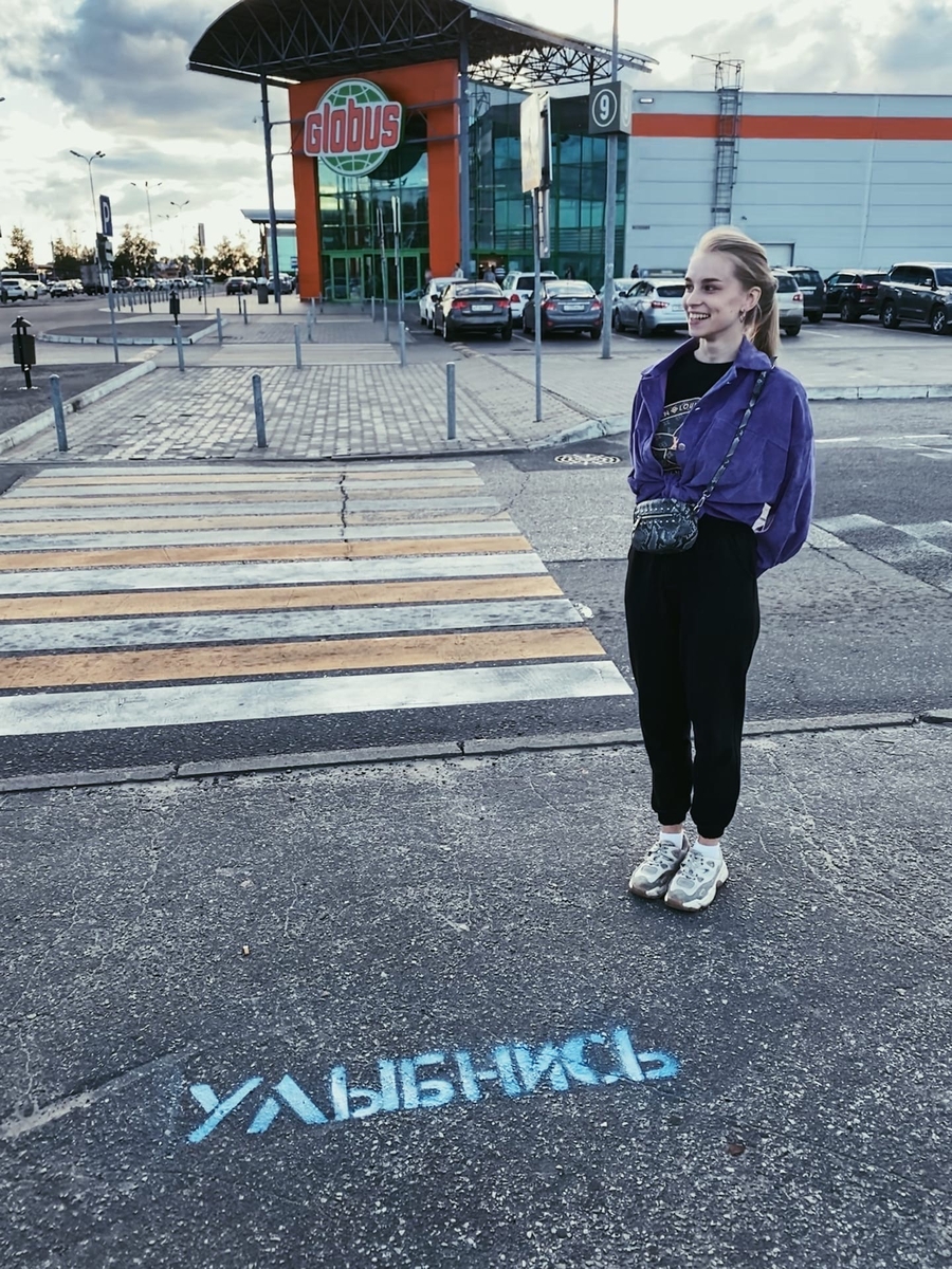 Студенты Кирилл Разумов, Артем Кузнецов и Алена Глебова на протяжении трех дней гуляли по городу с баллончиками разноцветной краски. А еще сняли об этом влог. Рассказываем, откуда взялись мотивирующие ребята и чего от них ожидать в будущем