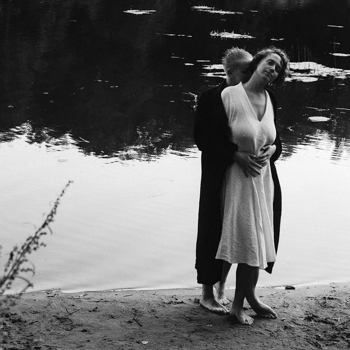 Трое фотографов, оголяющих своих моделей для чистоты эмоционального эксперимента. Разбираемся, почему нагие лавстори самые честные