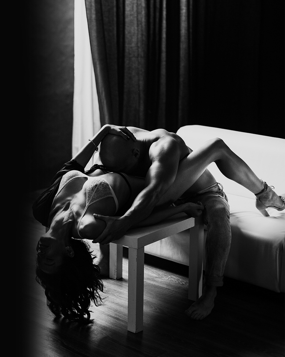 Трое фотографов, оголяющих своих моделей для чистоты эмоционального эксперимента. Разбираемся, почему нагие лавстори самые честные