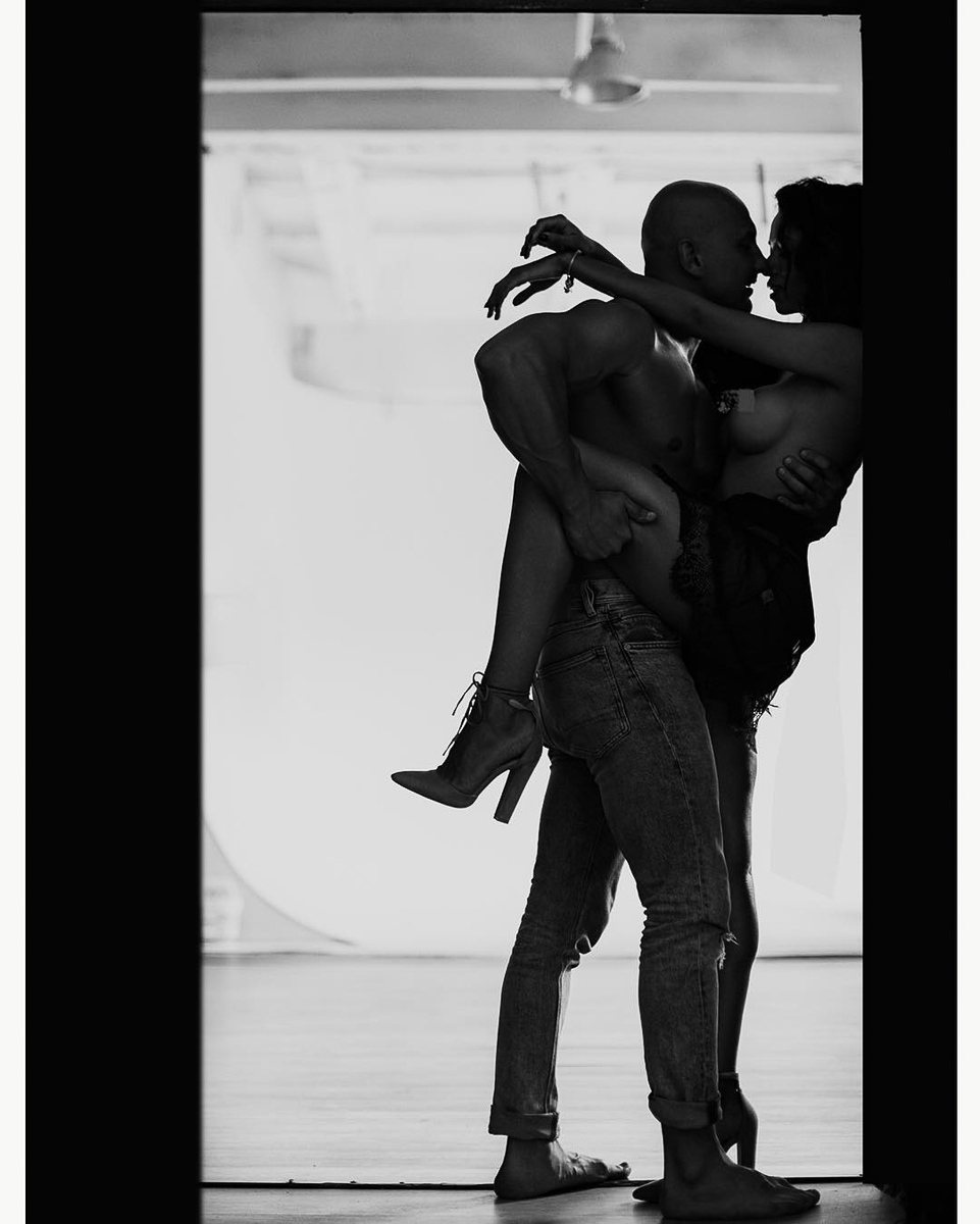 Трое фотографов, оголяющих своих моделей для чистоты эмоционального эксперимента. Разбираемся, почему нагие лавстори самые честные