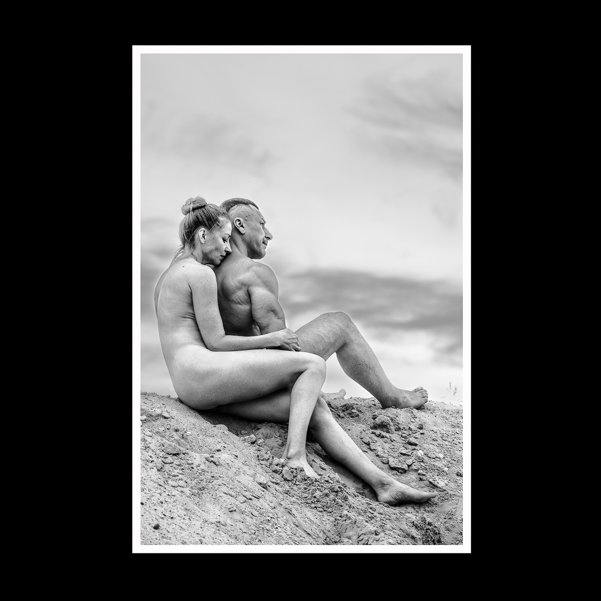 Трое фотографов, оголяющих своих моделей для чистоты эмоционального эксперимента. Разбираемся, почему нагие лавстори самые честные