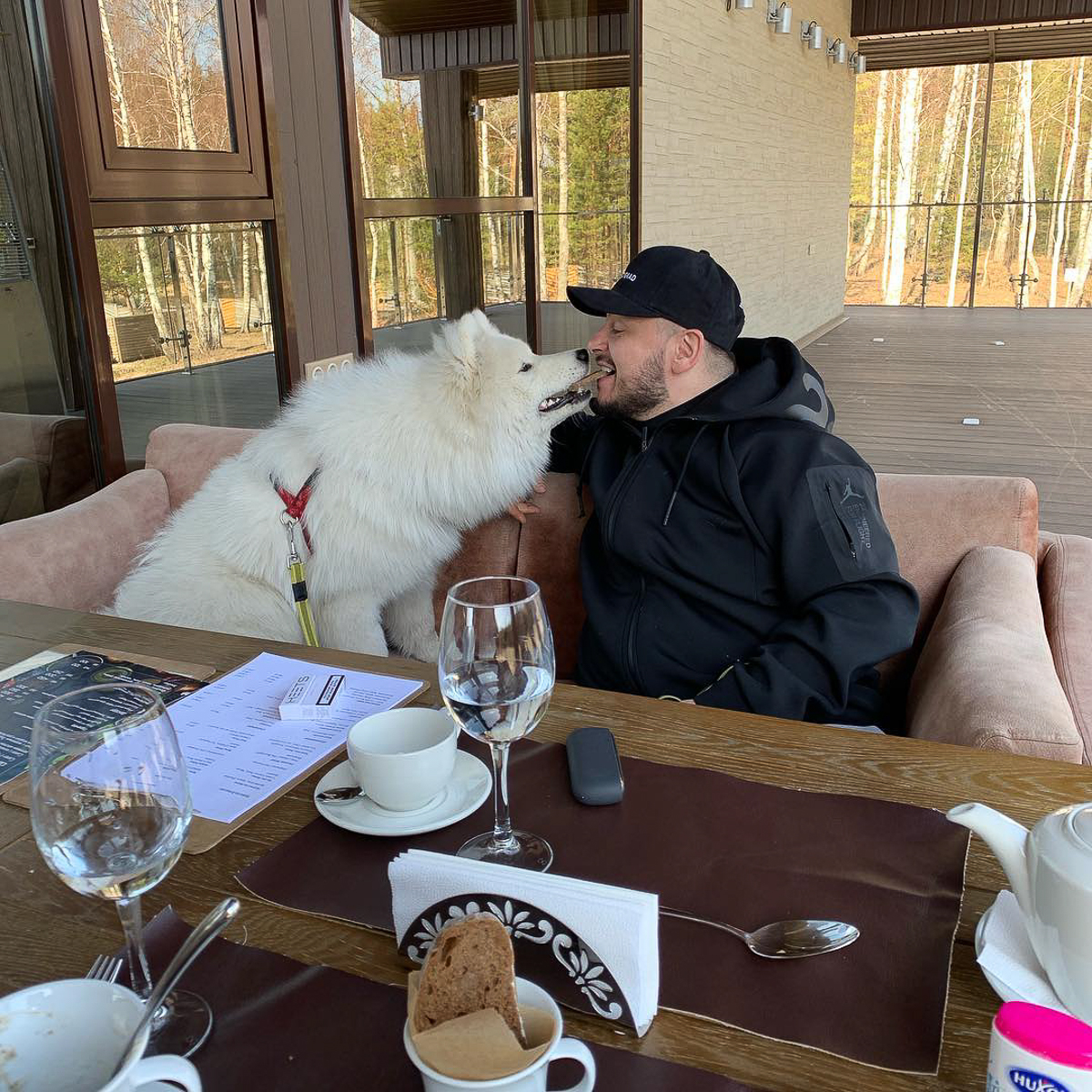 Тренд на заведения dog-friendly давно дошел и до Владимира. Мы составили обзор мест, в которых посетители уже были замечены вместе с любимыми питомцами. Причем не только с собаками