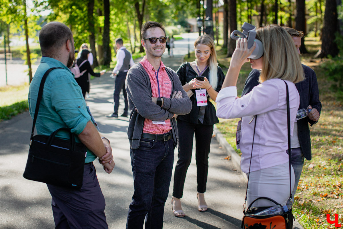 Под Владимиром состоялся ежегодный форум для маркетологов, на котором собрались бизнесмены и блогеры. Как правильно продавать в 2020 году и что такое оцифрованная реальность? Рассказывают местные предприниматели