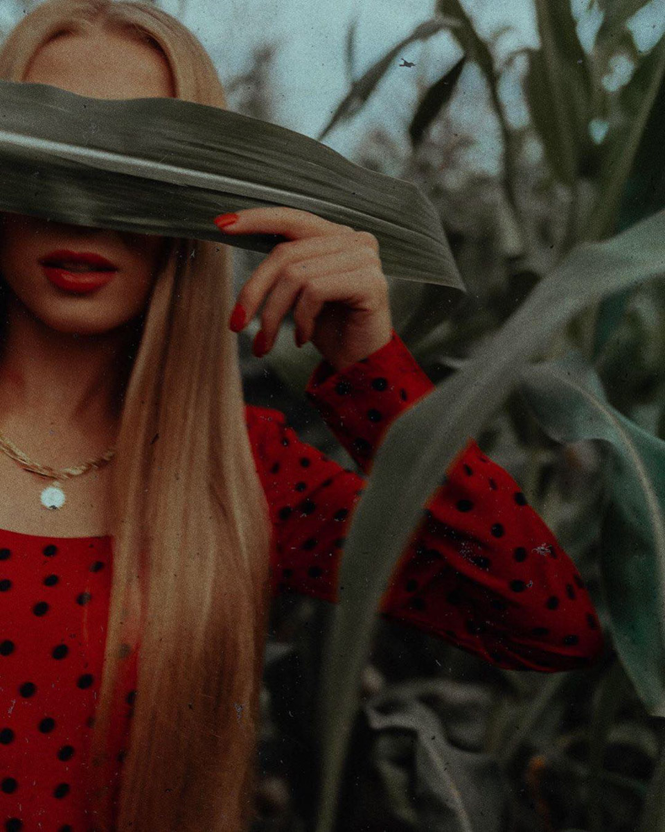 Показываем самые интересные образы на фоне одной из популярных локаций минувшего августа