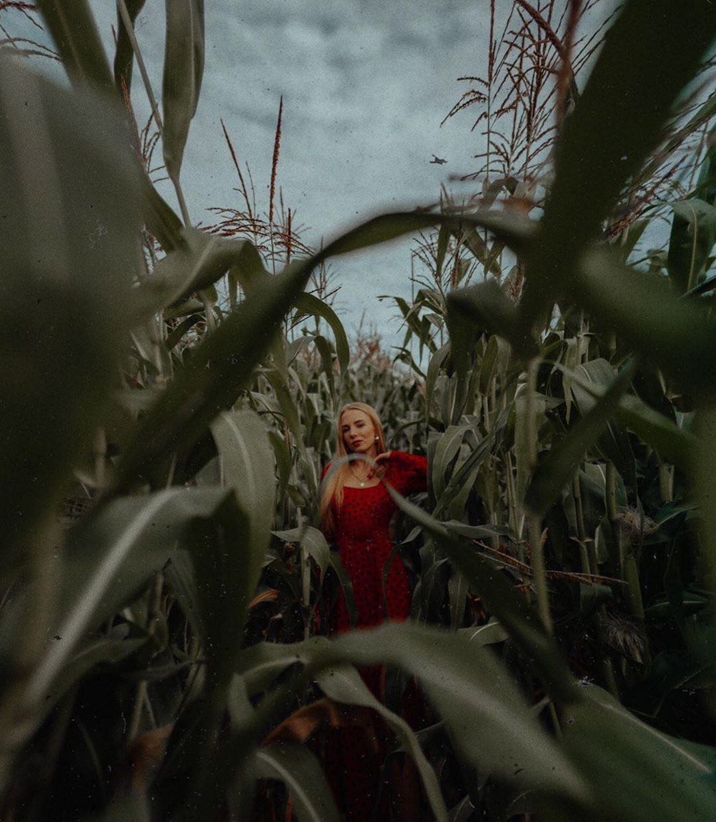 Показываем самые интересные образы на фоне одной из популярных локаций минувшего августа