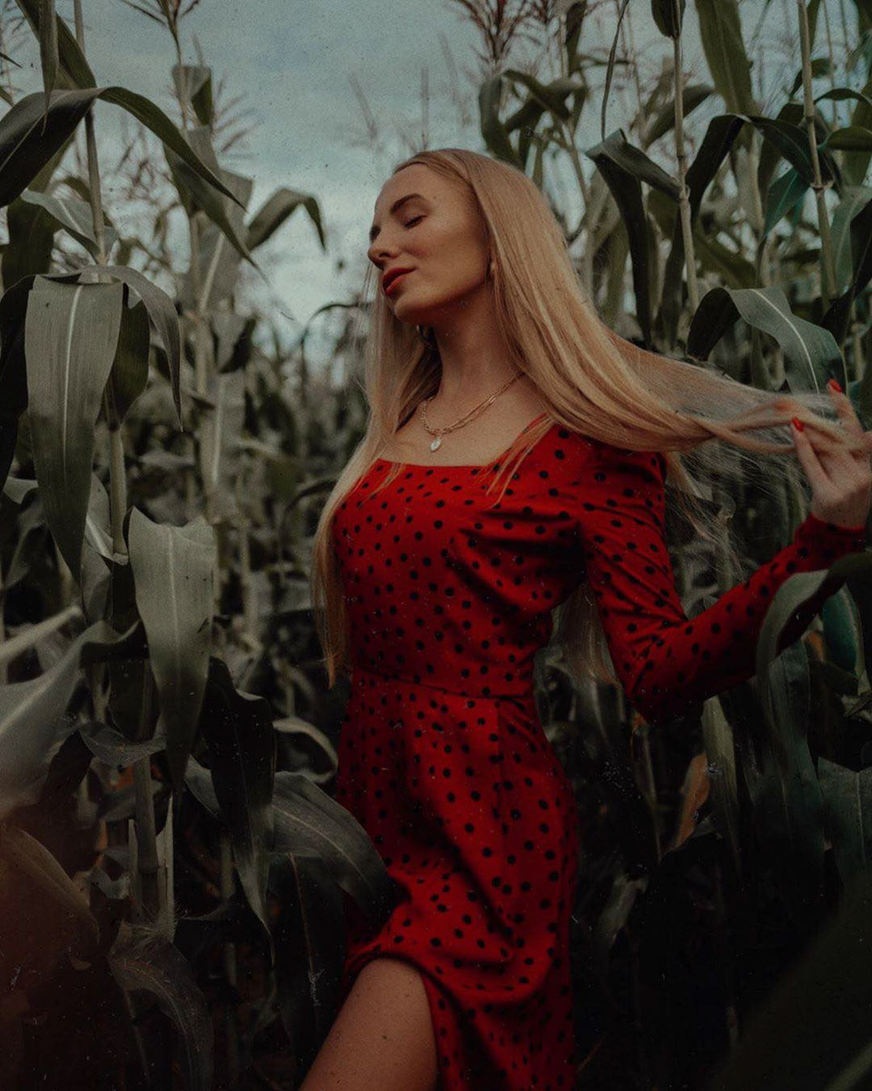 Показываем самые интересные образы на фоне одной из популярных локаций минувшего августа