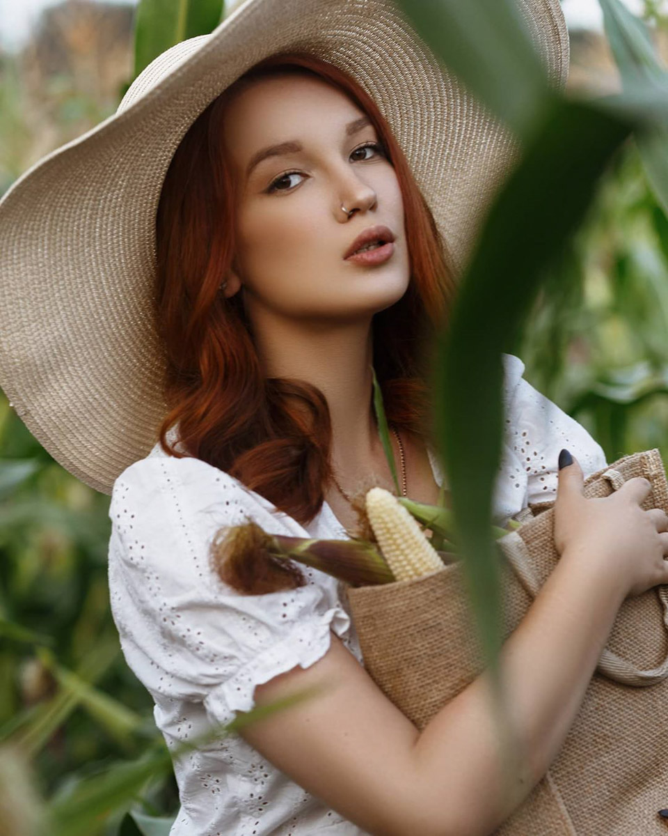 Показываем самые интересные образы на фоне одной из популярных локаций минувшего августа