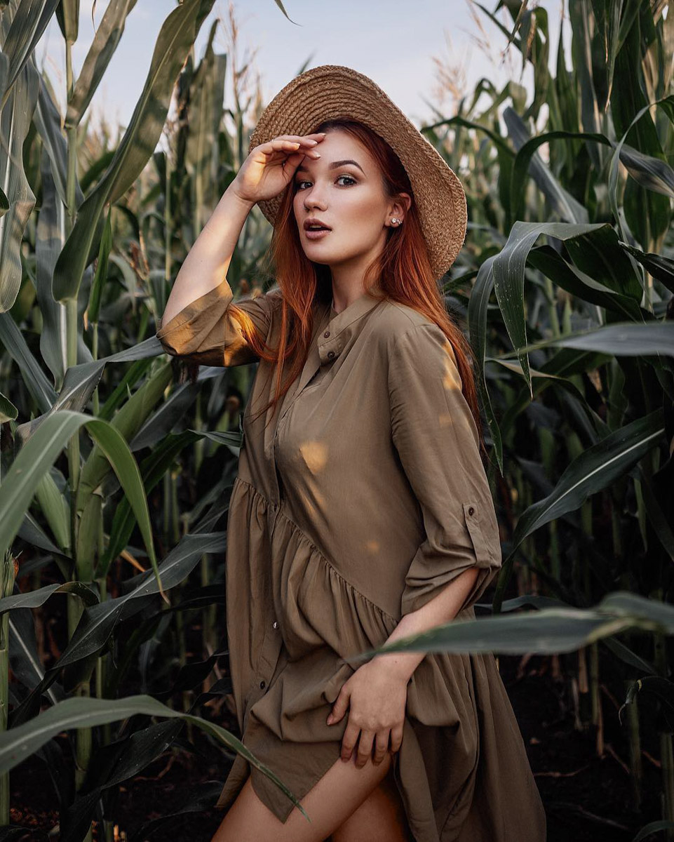 Показываем самые интересные образы на фоне одной из популярных локаций минувшего августа