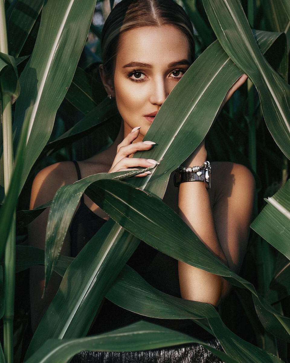 Показываем самые интересные образы на фоне одной из популярных локаций минувшего августа