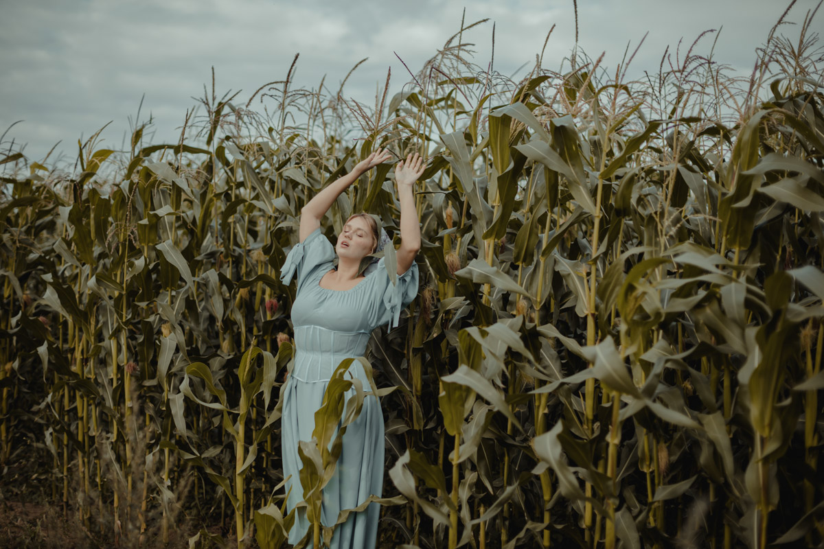 Показываем самые интересные образы на фоне одной из популярных локаций минувшего августа