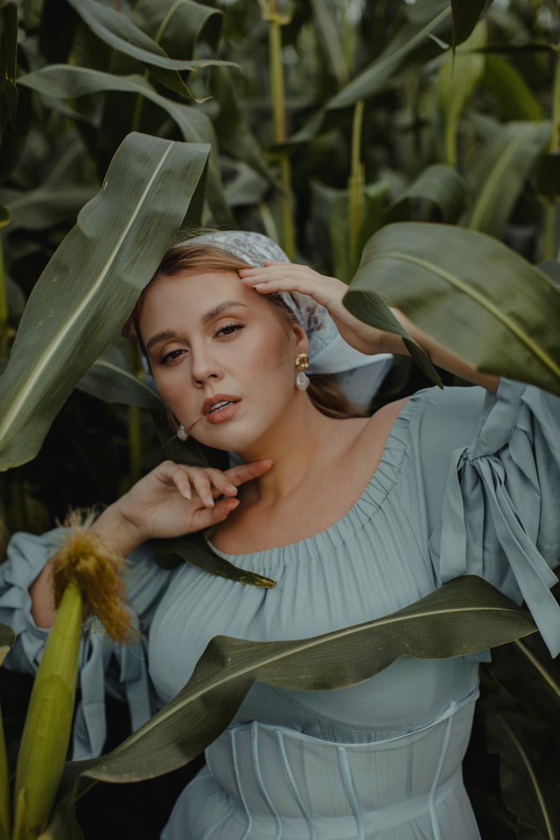 Показываем самые интересные образы на фоне одной из популярных локаций минувшего августа